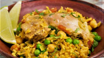 مرغ ،ادویه کاری،برنج،سیب زمینی،نخود فرنگی،پیاز،زعفران،نمک