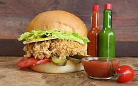 نان مک،فیله مرغ سوخاری تند،گوجه،خیارشور،ژامبون مرغ،کاهو،پنیر تست