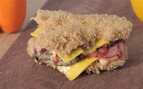 شنیسل اسپایسی،بیکن مرغ و گوشت،چیکن کباب شده،پنیر تست،سس مخصوص