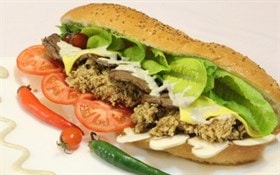 نان باگت،سینه اسپایسی،استیک کباب شده،پنیر تست،قارچ ،سس مخصوص