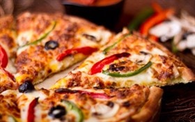 خمیر نازک،قارچ،زیتون سیاه،گوجه خلالی،سینه مرغ کباب شده،پنیر پیتزا